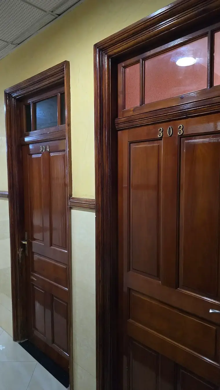 Portes de chambres en bois verni avec numéros en laiton