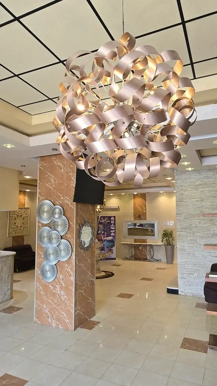 Lustre en rubans de cuivre suspendu au-dessus du hall