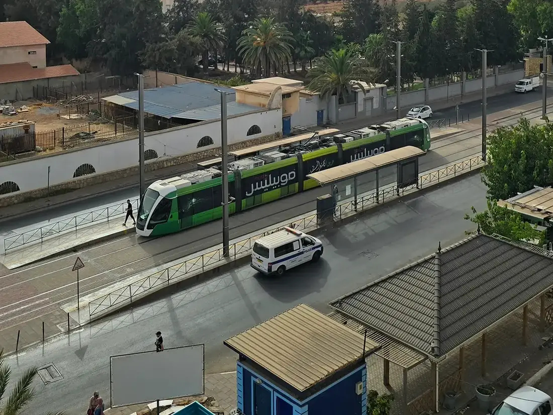 Le tramway d'Oran et sa station, vus depuis l'hôtel
