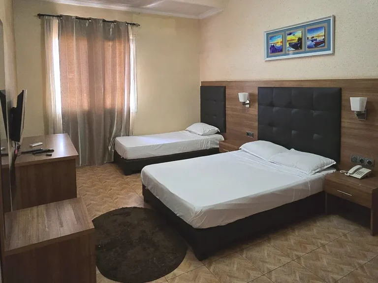 Autre chambre triple, avec un lit double et un lit simple