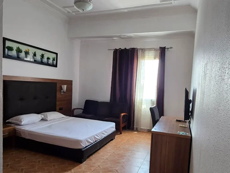 Suite junior spacieuse avec lit double, fauteuil, bureau et télévision