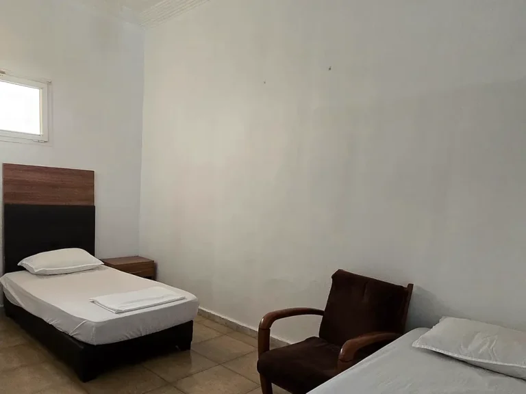 Le second couchage de la suite junior deux lits, avec fauteuil